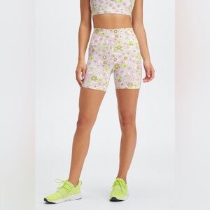 Fabletics Boost Power Hold High Waisted 6” Bike Shorts Ditsy Daisy Small NWOT
